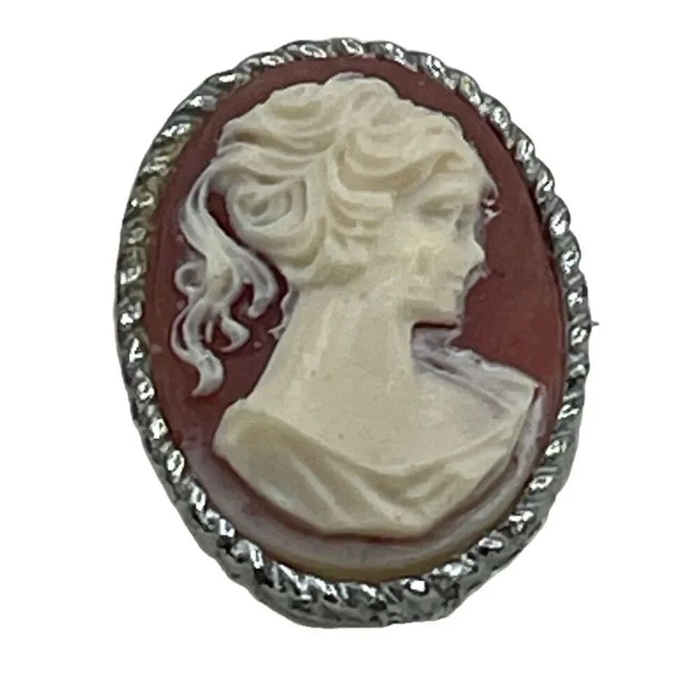 Vintage 70’s 80’s Victorian styled cameo brooch